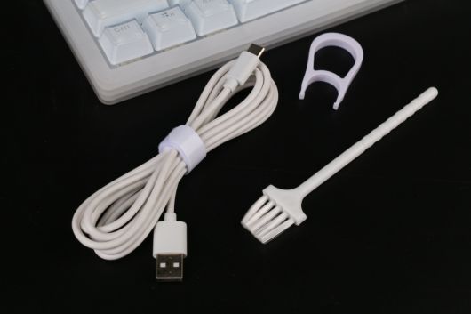 구성품으로는 키캡 리무버, 180cm 길이의 USB Type C to A 케이블, 그리고 청소용 브러쉬가 제공된다.