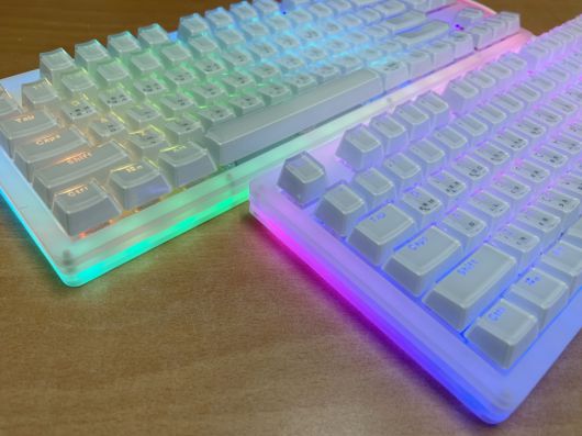 반투명한 아크릴 바디에도 RGB LED가 적용된 것이 핵심이다.