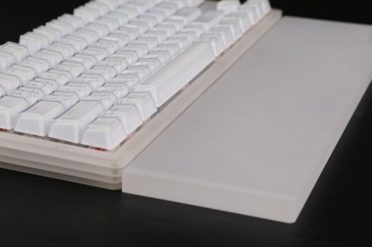 ADK05 아크릴과의 조화도 뛰어나다.