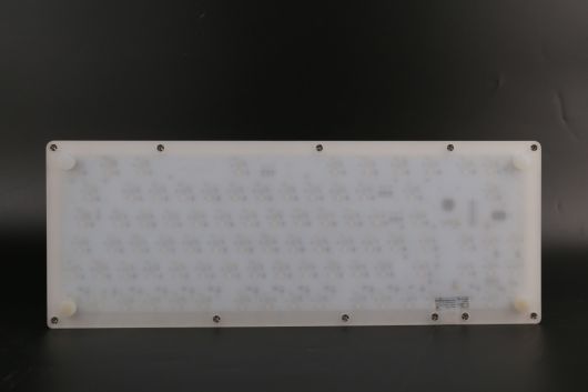 반투명 아크릴 판을 통해 PCB가 비치는 점도 눈길을 끌었다.