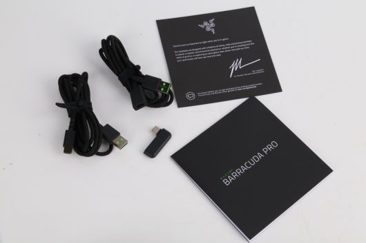 구성품은 전용 케이스 외에도 USB Type-C 동글, USB 동글 연장 케이블, USB Type C to A 케이블, 매뉴얼이 동봉된다.