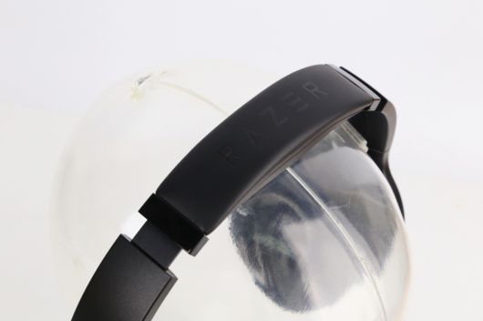 헤드밴드 상단에도 바라쿠다 프로가 게이밍 헤드셋임을 알 수 있는 단서가 더해졌다.