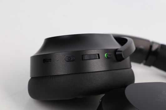 왼쪽 유닛에는 USB Type-C 포트, 전원 버튼, 프리 스탑 방식의 볼륨 조절 휠, 마이크 음소거 버튼이 위치한다.