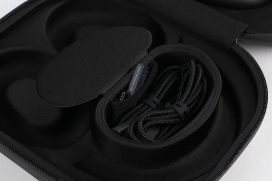 손잡이로 커버를 잡아당기면 케이블, USB Type-C 동글 등 액세서리 보관을 위한 파티션을 확인할 수 있다.