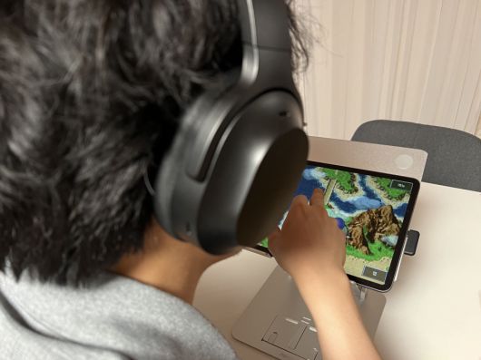 USB Type-C 동글을 채택한 덕에 태블릿 PC에도 연결된다.