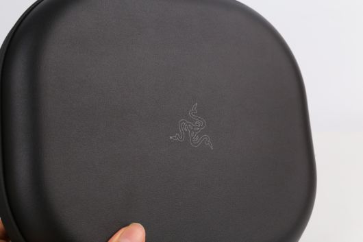 케이스 중앙에는 레이저를 상징하는 뱀 로고가 은은하게 더해졌다.