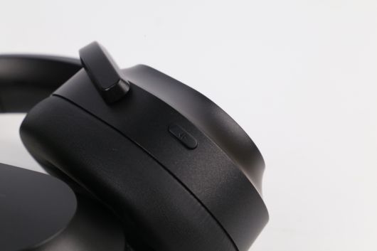 오른쪽 유닛에는 ‘레이저 스마트 스위치’ 사용을 위한 버튼만이 탑재됐다.