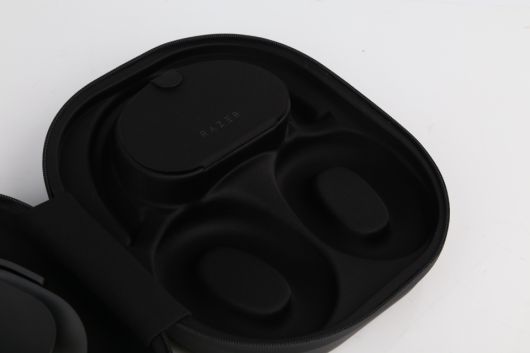 케이스 내부는 헤드셋에 꼭 맞도록 설계되어 높은 신뢰감을 준다.