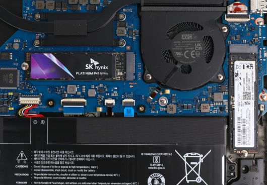 갤럭시북2 프로 15.6인치는 M.2 NVMe SSD 슬롯이 가운데와 측면에 따로 있다. 가운데 있는 것이 PCIe 4.0 버전이고 측면에 있는 것이 PCIe 3.0 버전이다.