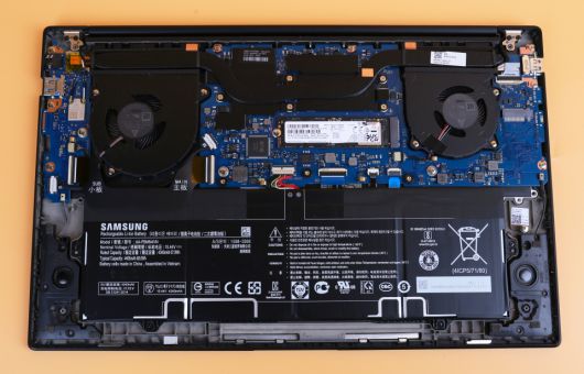 하판의 나사를 모두 제거하면 손쉽게 하판을 제거할 수 있다.