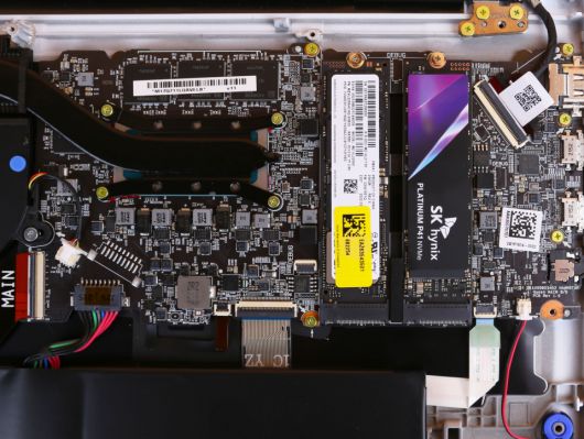 2022 그램17은 M.2 NVMe SSD 슬롯이 한곳에 모여 있다. 2개의 슬롯 모두 PCIe 4.0을 지원하기 때문에 어느 슬롯에 장착해도 문제없다.