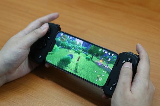 높은 퀄리티의 그래픽으로 유명한 RPG 게임 ‘원신’을 즐겨봤다.