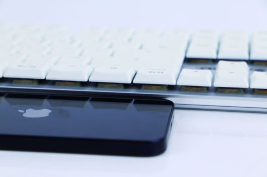 케이스를 씌우지 않은 아이폰 12 미니와 비교해도 상당히 얇다.