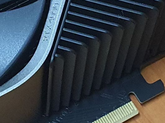 갤럭시 노트10으로 촬영한 RTX4090(약 6배 확대)