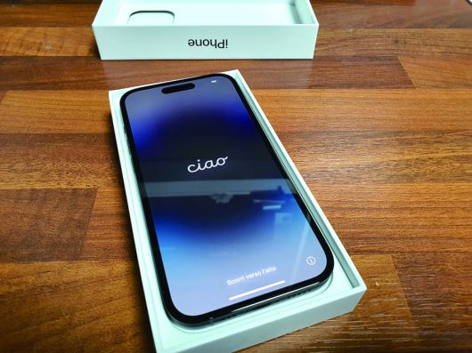 동글동글한 디자인. 켜자마자 다이내믹 아일랜드가 눈에 띈다.