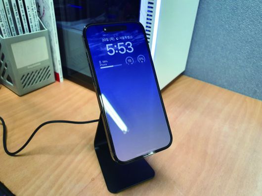 맥세이프 무선 충전 거치대를 사용하면 스탠드 기능과 무선충전 기능을 동시에 이용할 수 있다. 또 자석이 없는 암 타입 거치대에 비해 가로로 방향을 전환하기에도 편하다.