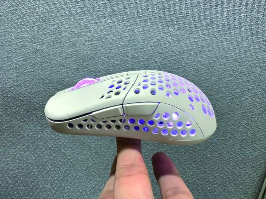 마우스를 한 손가락 위에 세워보는 방식으로 무게 중심을 대략적으로 특정했다.