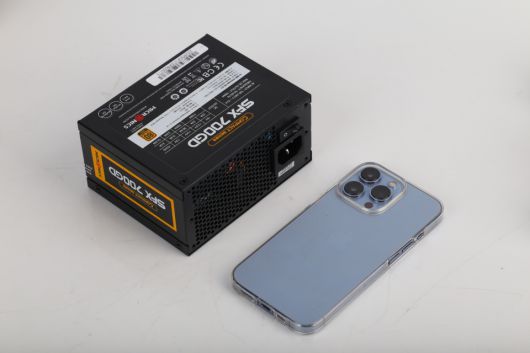 SFX 규격을 택한 만큼 일반적인 파워서플라이 대비 훨씬 작은 편이다.