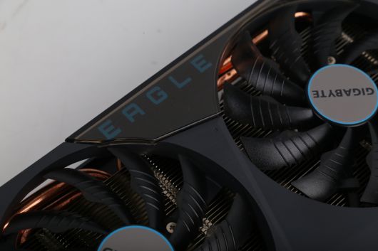 듀얼 팬 그래픽카드이지만, 발열 관리에도 힘을 준 모습이다.