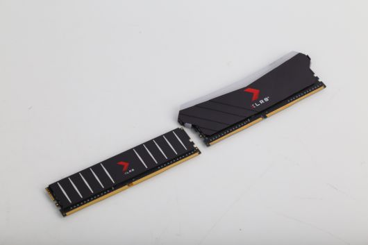 히트싱크가 장착된 타 메모리와 비교해보니 훨씬 낮은 점을 확인할 수 있었다.