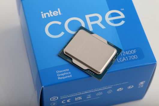 특징은 CPU 모델명 뒤에 ‘F’가 붙었다는 점이다.