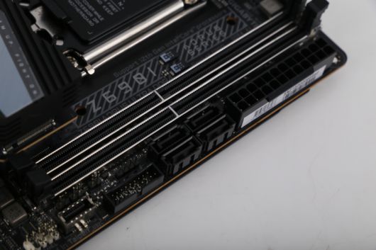 램은 DDR4 방식을 지원하며, USB Type-C 헤더도 품었다.
