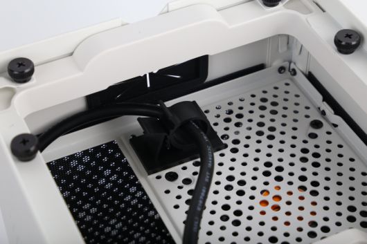 케이스의 상단 커버는 자석 방식으로 손쉽게 분리할 수 있도록 설계됐다.