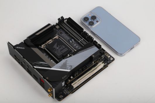 스마트폰과 비견될 정도로 아담한 크기를 지녔으며, Z690 칩셋을 품은 만큼 추후 인텔 13세대 프로세서로 업그레이드하는 것도 가능하다.