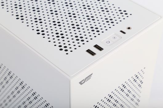 2개의 USB Type-A 포트가 케이스 상단에 위치해 게임 컨트롤러 2개를 간편하게 연결할 수 있다.