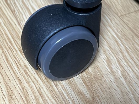 우레탄 재질을 사용해 이동 시 소음이 적고 장판이 눌리는 현상도 거의 없었다.