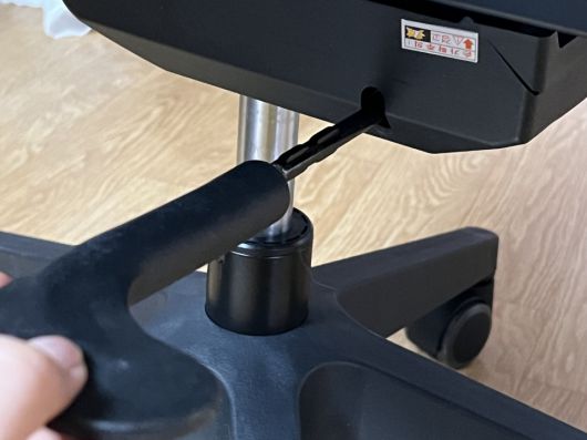 조절 레버 2개를 양쪽에 하나씩 결합하는 과정은 생각보다 힘이 들었다.