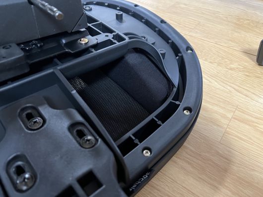 허벅지가 닿는 곳에 고밀도 스펀지가 넓게 위치하기 때문에 허벅지도 제법 안정적이다.