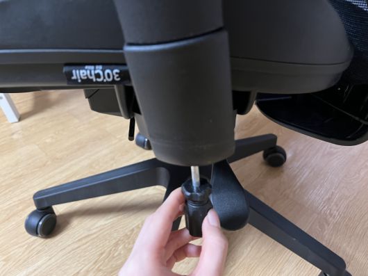 팔걸이 장착에는 십자드라이버가 필요하다.