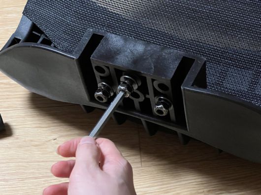 좌판에 등받이용 나사가 기본 장착된 상태로 출고되므로 조립 중 나사를 찾아다닐 일이 없다.