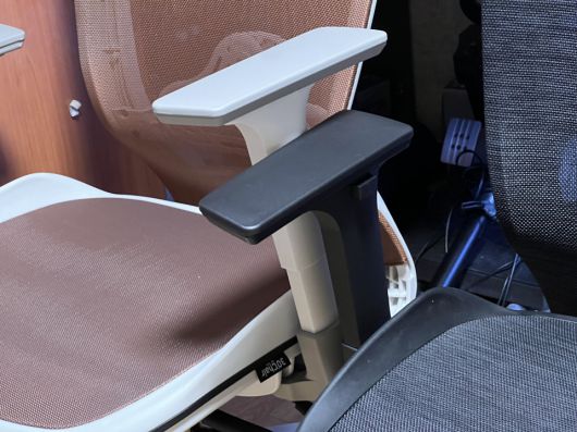 팔걸이는 높이 조절과 앞뒤 조절이 가능하다.