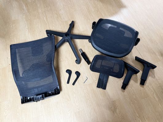 헤드레스트, 등받이, 좌판, 팔걸이, 중심봉, 오발다리가 동봉된 것을 확인할 수 있었다.