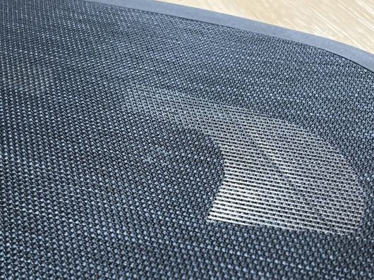 메쉬의 원단부터가 유럽 친환경 섬유 품질 인증을 받은 소재로 제작됐으며, 손으로 직접 눌러봐도 단단한 느낌이다.