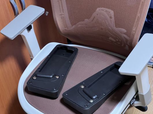 핵주먹 팔걸이는 기존 팔걸이를 분리할 필요 없이 덧대어서 사용하는 액세서리다.