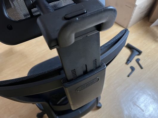 헤드레스트는 등받이에 맨손으로 밀어 넣는 방식이다.