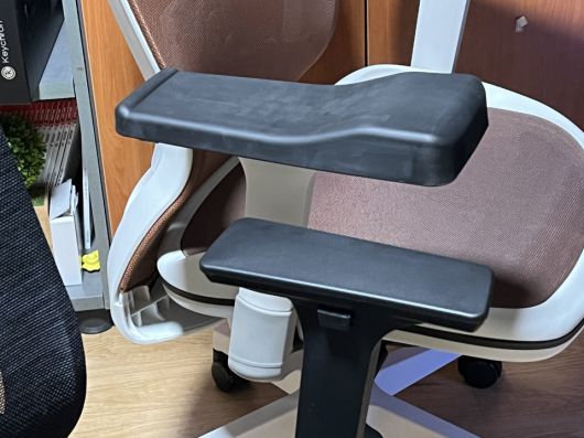 핵주먹 팔걸이를 장착해보니 기본 팔걸이 대비 팔을 거치할 수 있는 영역이 극적으로 넓어진 것을 확인할 수 있었다.