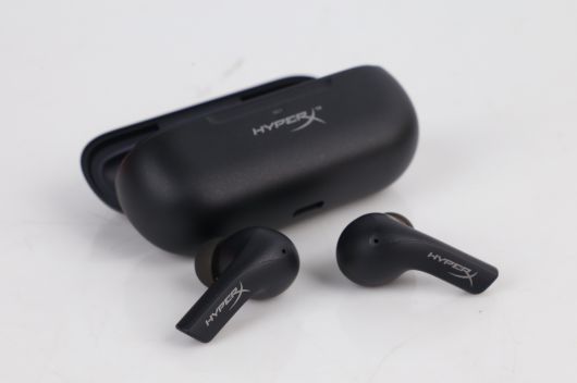 에어팟처럼 유광 재질의 케이스를 사용한 게 아니기 때문에 더욱 부담 없이 휴대할 수 있을 것으로 보인다.