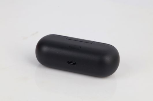 충전 케이스는 USB Type-C 포트로 충전된다.