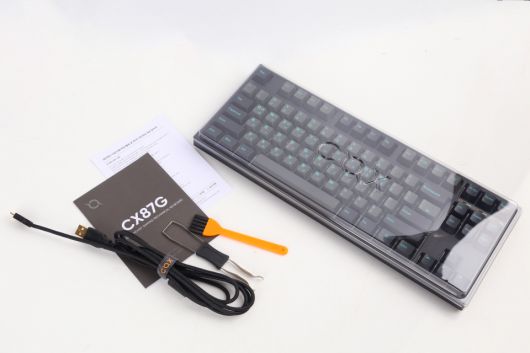 키보드 루프, 청소용 솔, 키캡 풀러, USB Type C to A 케이블, 매뉴얼이 함께 제공된다.