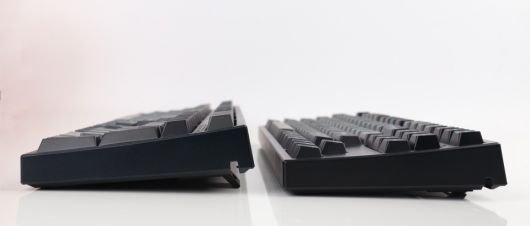 높낮이 조절 다리는 2단 구성을 적용해 총 3가지 각도로 타건할 수 있다.