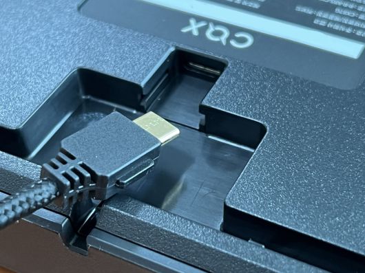 동봉된 케이블과 단자가 견고하게 결합되도록 설계된 것을 확인할 수 있었다.