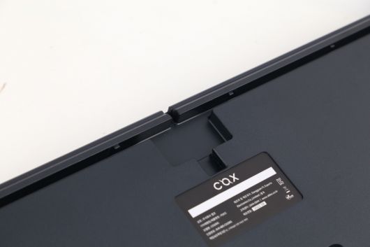 키보드 하판에는 케이블 라우팅이 가능한 구조가 적용됐다.