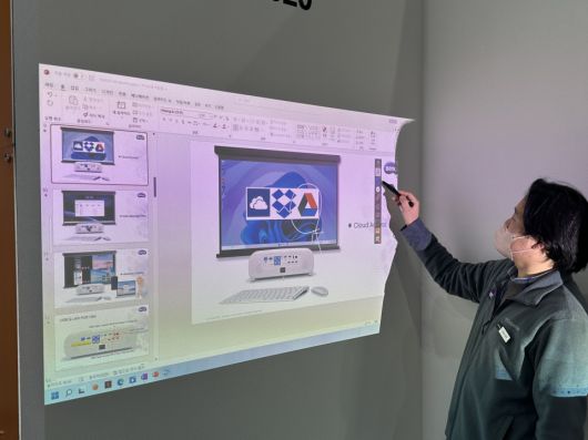 필기 모듈과 호환되어 벽에 직접 판서가 가능하다.