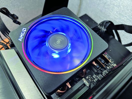 라이젠 7900과 7700에 동봉되는 레이스 프리즘 쿨러. RGB LED가 적용되어 기본 쿨러임에도 상당히 화려한 외형이다.