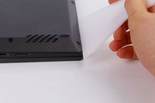 나사를 전부 풀었다면, USB 단자가 있는 곳이나 모서리 등에 플라스틱 헤라를 밀어 넣어야 한다.