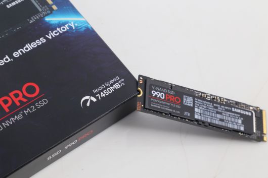 패키지에도 읽기 속도가 최대 7450MB/s에 달한다는 점이 강조되어 있다.